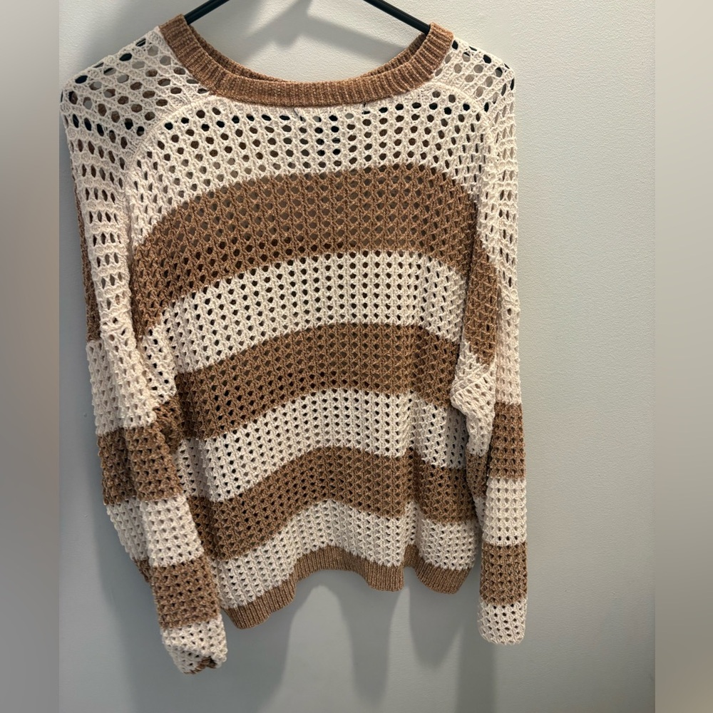 very cute tan and white sweater!